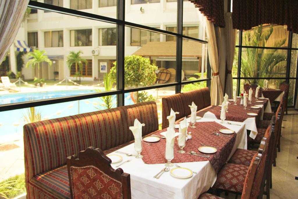 Regent Plaza Hotel & Convention Center Karachi Exterior photo