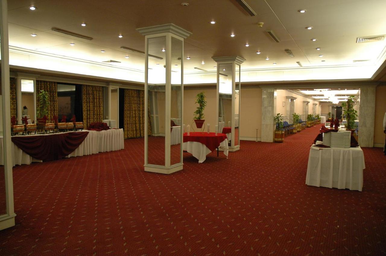 Regent Plaza Hotel & Convention Center Karachi Exterior photo