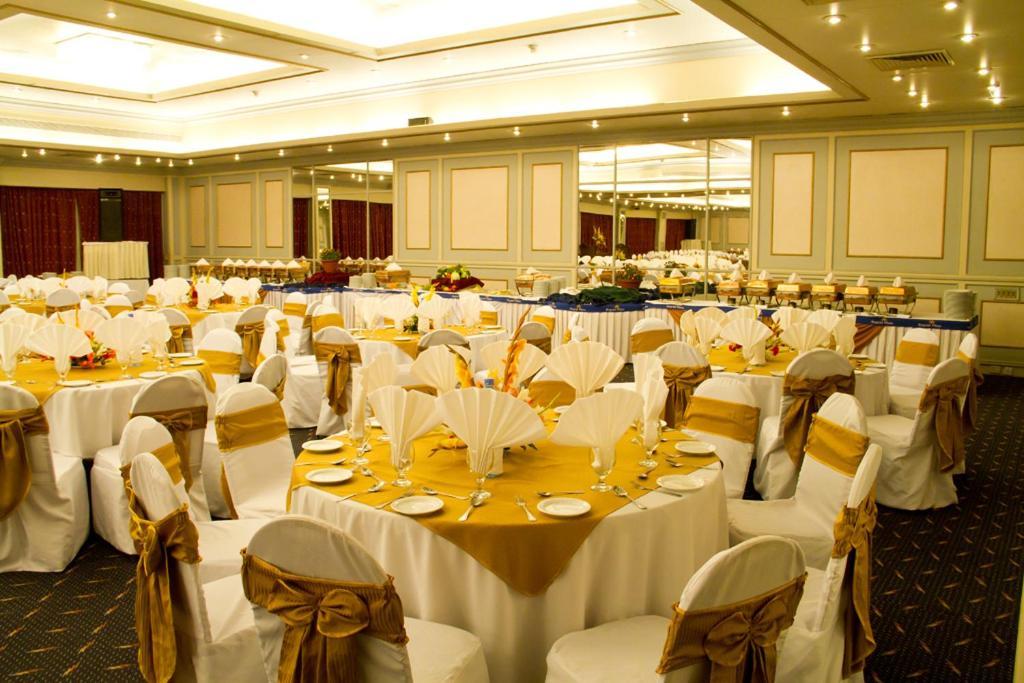 Regent Plaza Hotel & Convention Center Karachi Exterior photo