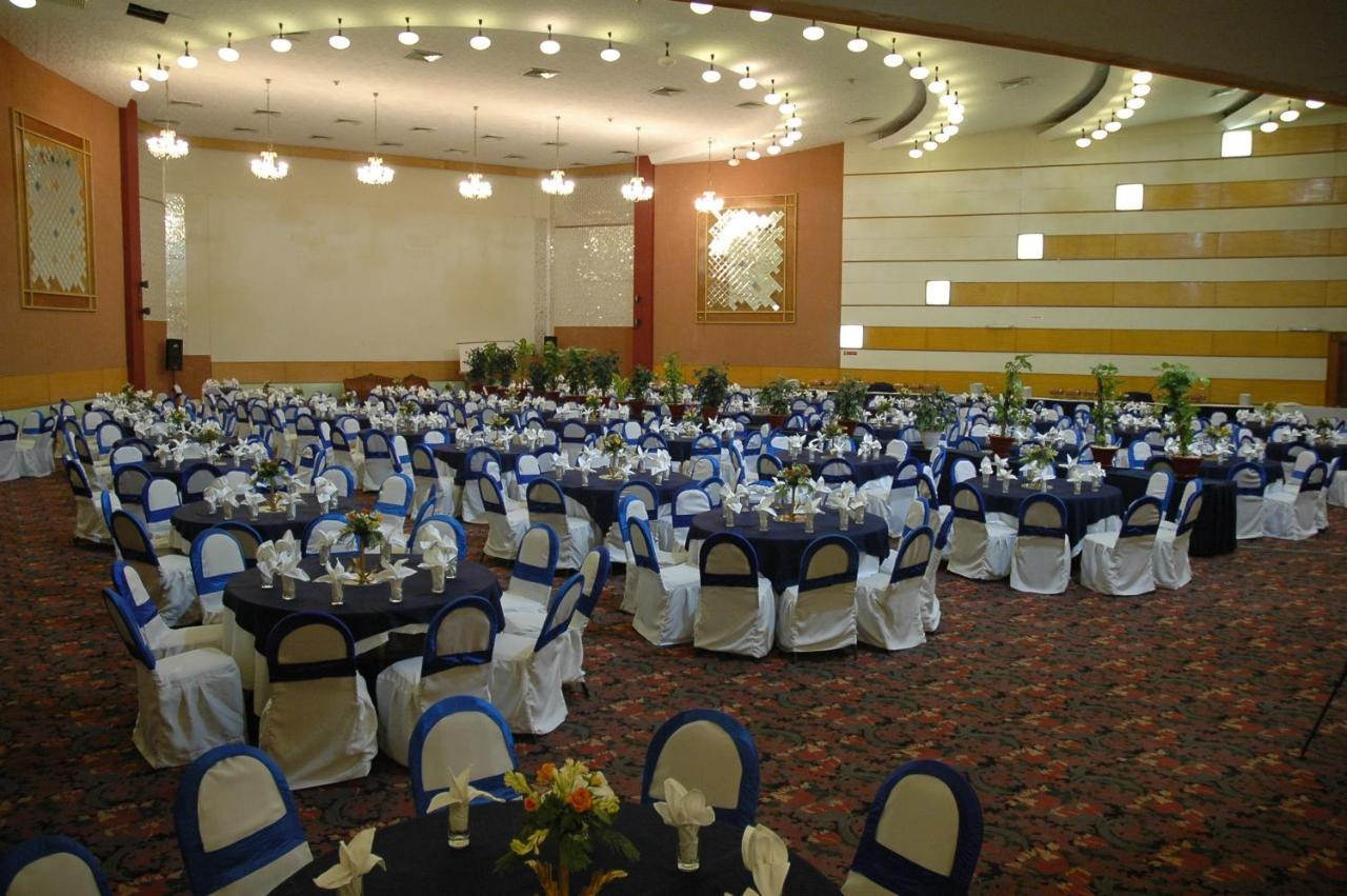 Regent Plaza Hotel & Convention Center Karachi Exterior photo