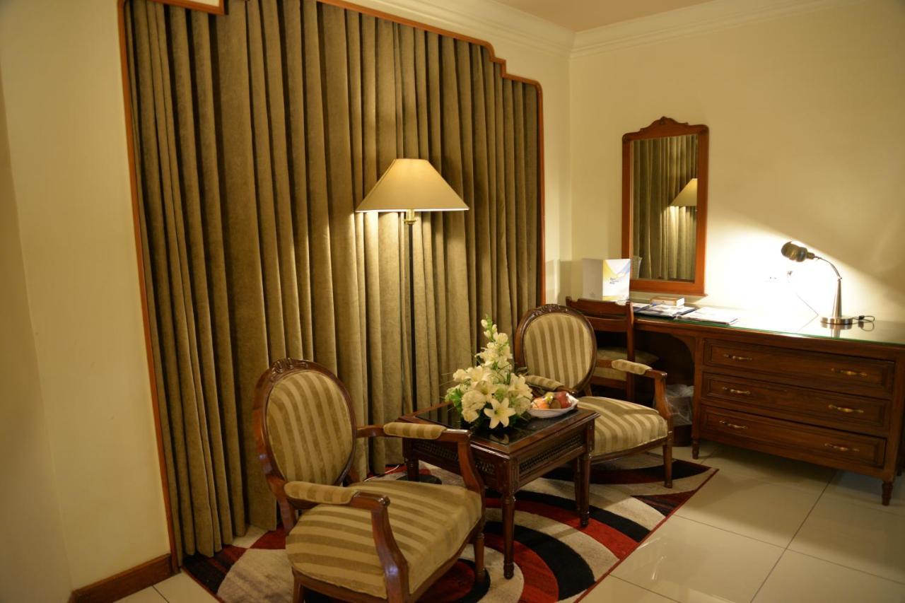 Regent Plaza Hotel & Convention Center Karachi Exterior photo