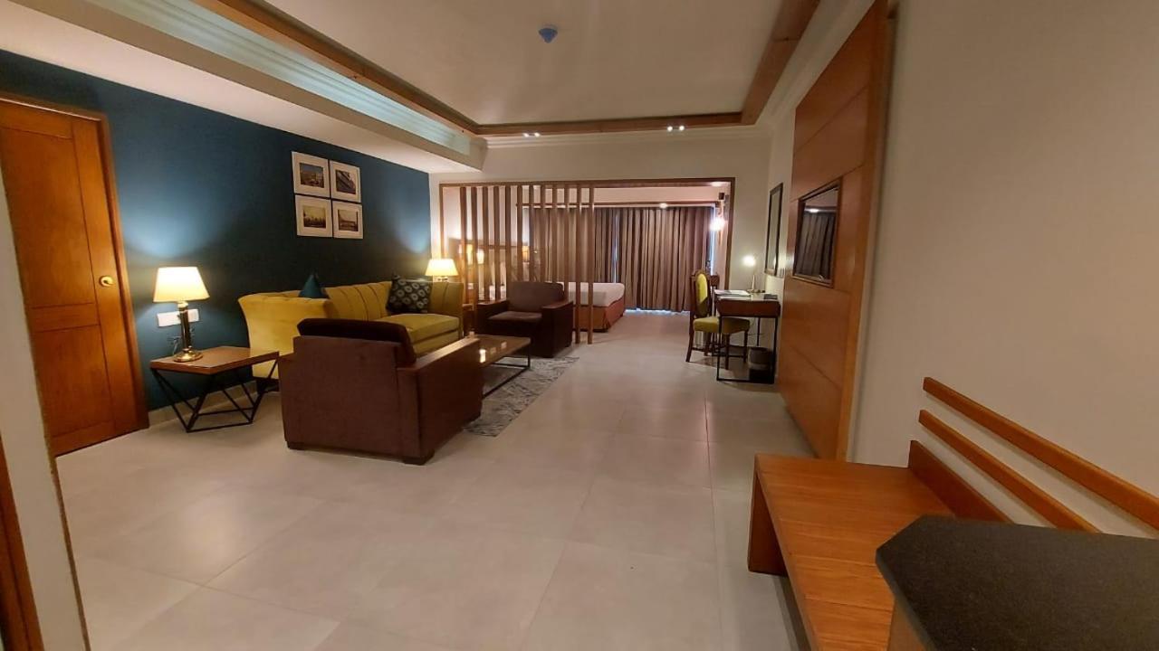 Regent Plaza Hotel & Convention Center Karachi Exterior photo