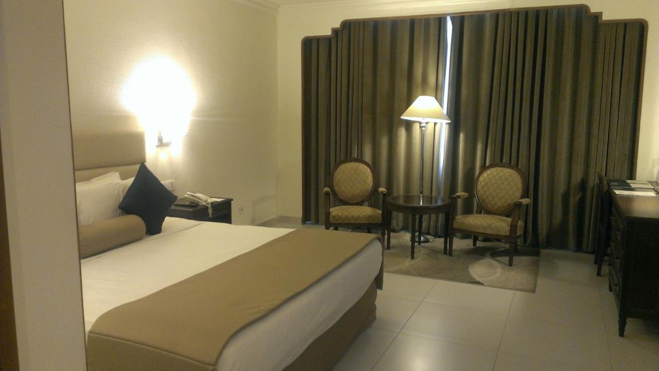 Regent Plaza Hotel & Convention Center Karachi Exterior photo