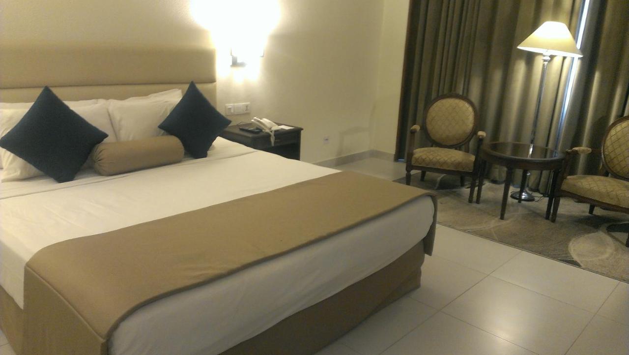 Regent Plaza Hotel & Convention Center Karachi Exterior photo