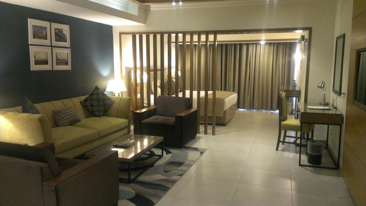 Regent Plaza Hotel & Convention Center Karachi Exterior photo