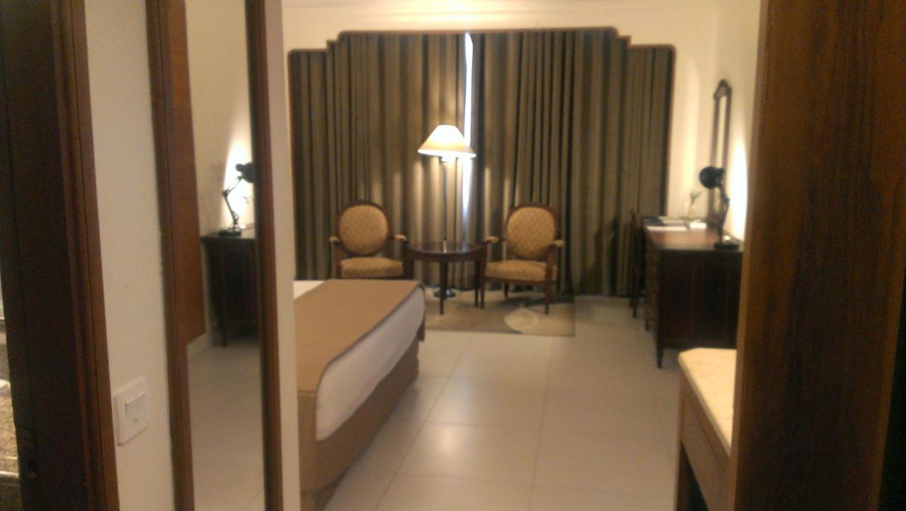 Regent Plaza Hotel & Convention Center Karachi Exterior photo